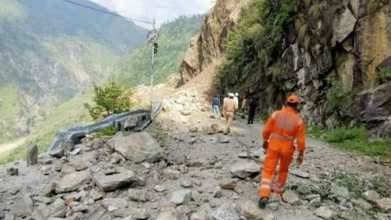 हिमाचल प्रदेश के किन्नौर में पहाड़ से गिरते पत्थरों के बीच 4 लोग सुरक्षित बचाए गए. प्रधानमंत्री नरेंद्र मोदी ने सीएम जयराम ठाकुर को फोन कर जाना वहा के हालात.